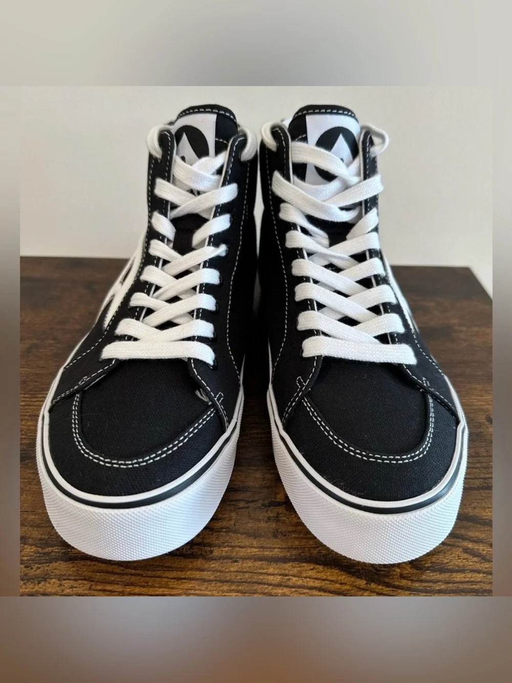 Airwalk Boys Hayden Black/White High Top Sneakers NWT Size Big Boys 6